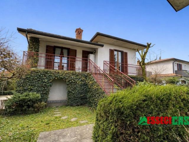 Case e ville in vendita di 146 m² in Via Ariberto