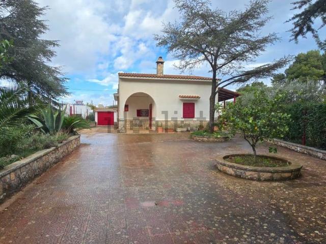 Case e ville in vendita di 147 m² in Via Cisternino
