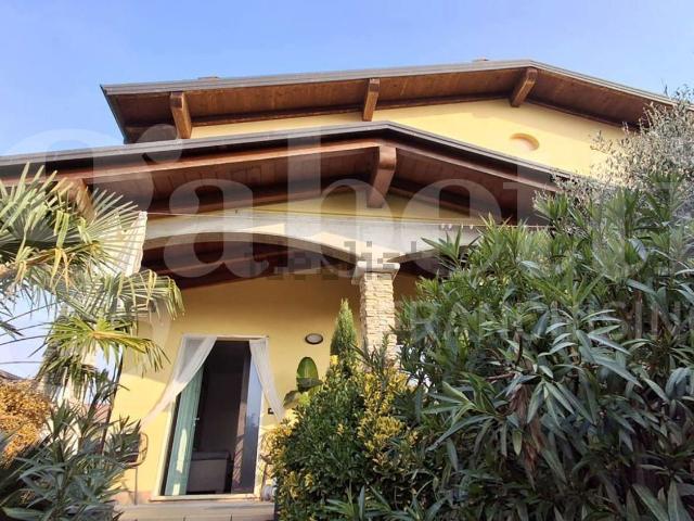 Case e ville in vendita di 147 m² in Via Don Lorenzo Milani, 54