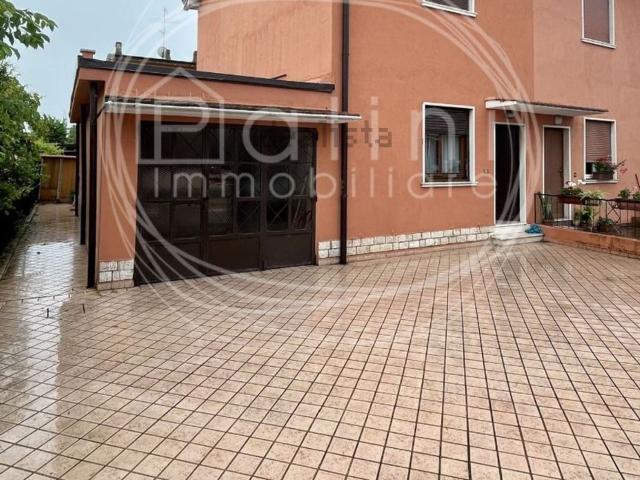 Case e ville in vendita di 148 m² in Traversa Diciottesima Villaggio Sereno, 41