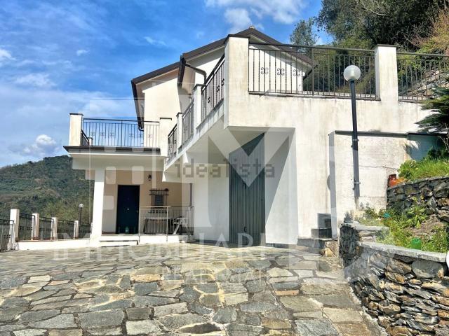 Case e ville in vendita di 148 m² in Via del Camoglino, 16