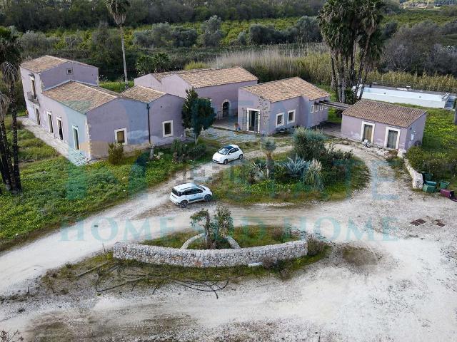 Case e ville in vendita di 15000 m² in Via principale, 1