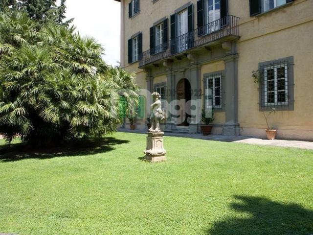 Case e ville in vendita di 1500 m²
