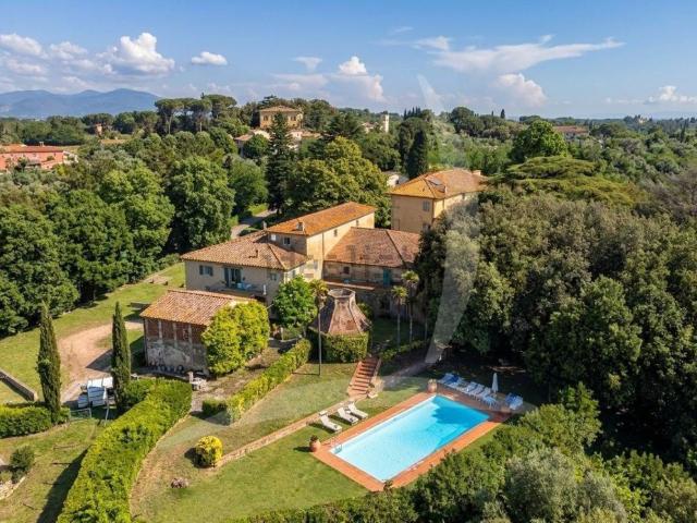 Case e ville in vendita di 1500 m²