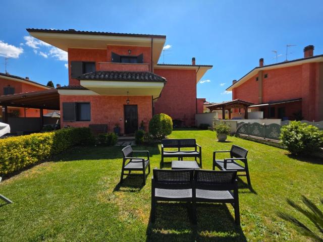Case e ville in vendita di 150 m² in Via Colle Villa