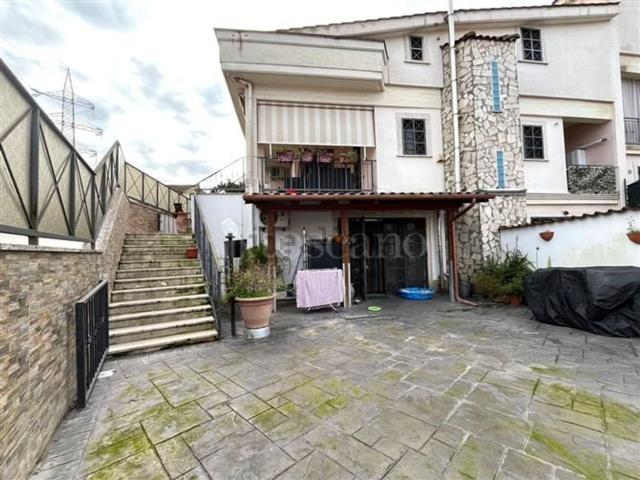 Case e ville in vendita di 150 m² in Via Casaluce