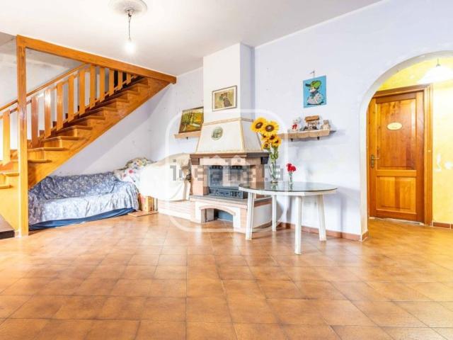 Case e ville in vendita di 150 m² in Via Agugliano, 38
