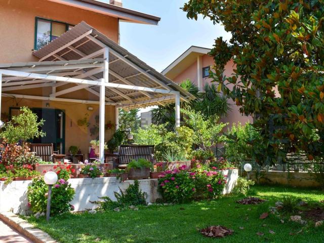 Case e ville in vendita di 150 m² in Via avola, 1