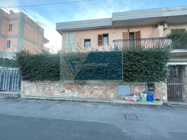 Case e ville in vendita di 150 m² in Via Butera
