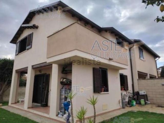 Case e ville in vendita di 150 m² in Via Giovanni Falcone, 48