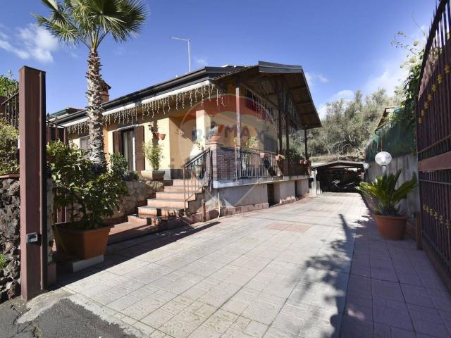 Case e ville in vendita di 150 m² in Via dei Gelsomini, 35