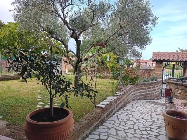 Case e ville in vendita di 150 m² in Via dei Tirreni, 54