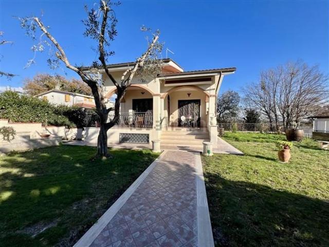 Case e ville in vendita di 150 m² in Via Elini