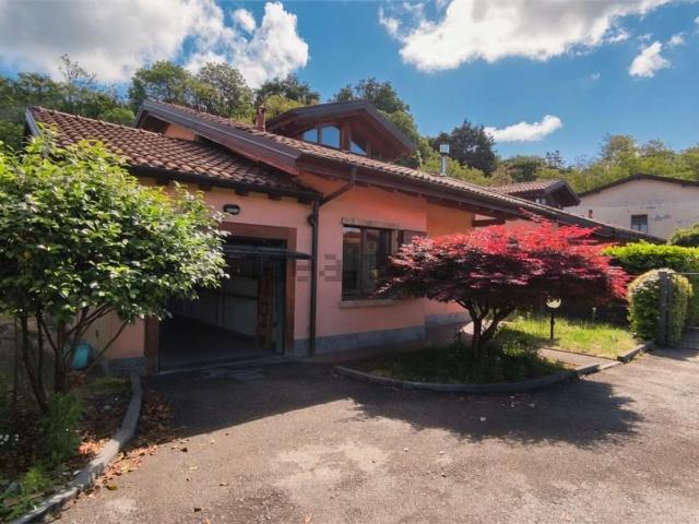 Case e ville in vendita di 150 m² in Via F. Brugnoni, 30