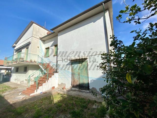 Case e ville in vendita di 150 m² in Via Fratelli Bandiera
