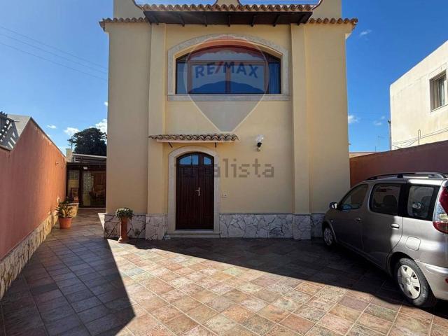Case e ville in vendita di 150 m² in Via Lido Sacramento, 130