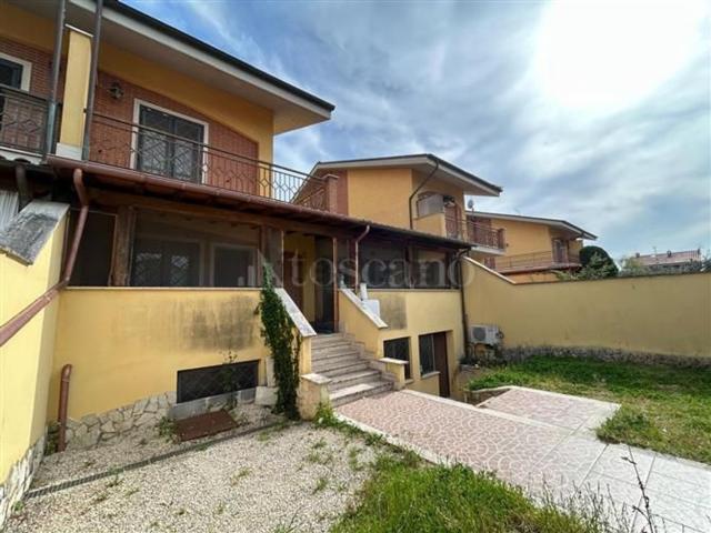 Case e ville in vendita di 150 m² in Via Luserna