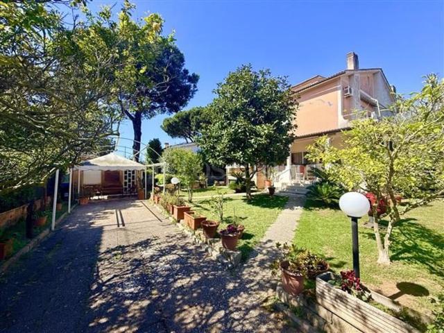 Case e ville in vendita di 150 m² in Via Monte Livata