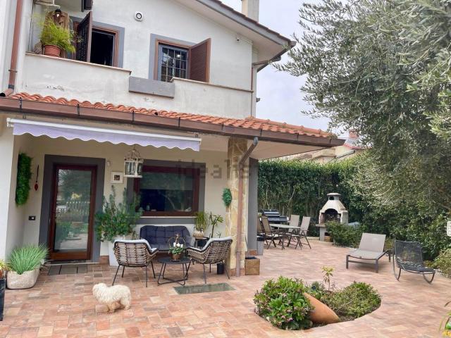 Case e ville in vendita di 150 m² in Via Monterano, 4