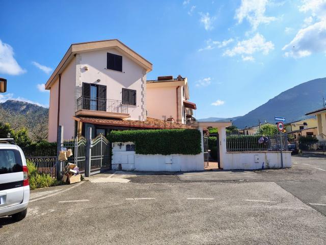 Case e ville in vendita di 150 m² in Via Sermonetana, 54