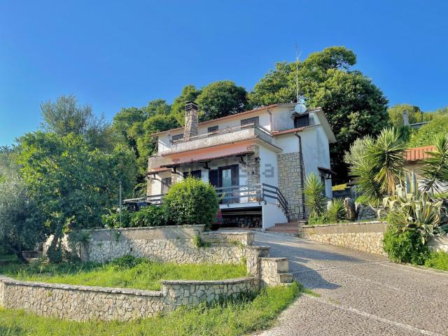 Case e ville in vendita di 150 m² in Via Pratarine, 5