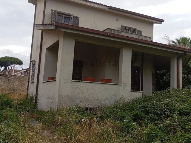 Case e ville in vendita di 150 m² in Via Pratica di Mare
