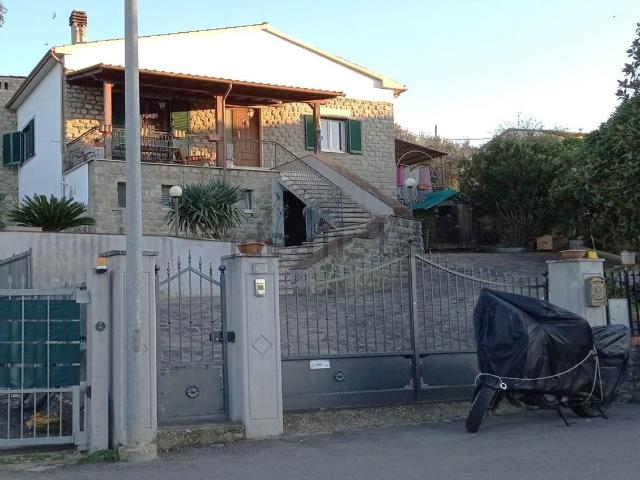 Case e ville in vendita di 150 m² in Via Roccastrada