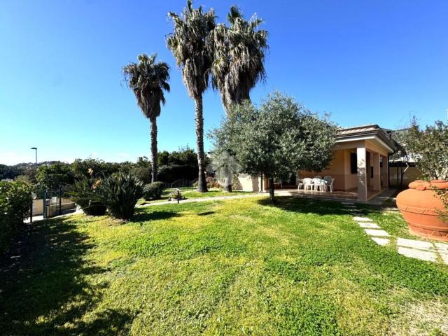 Case e ville in vendita di 150 m² in Via Ugo Foscolo, 11
