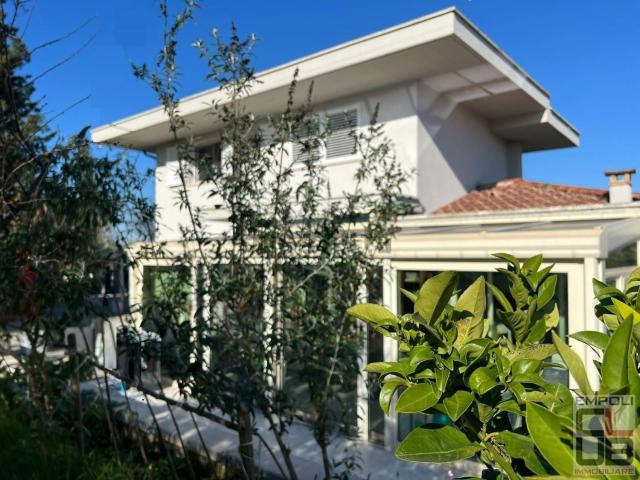 Case e ville in vendita di 150 m² in Via Val d&apos Orme