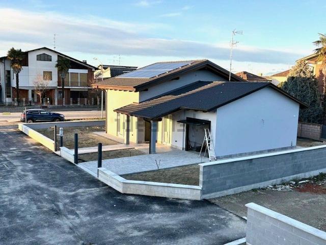 Case e ville in vendita di 150 m² in Via Vercelli