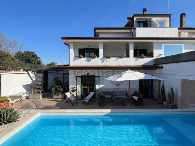 Case e ville in vendita di 150 m² in Viale I Gelsi