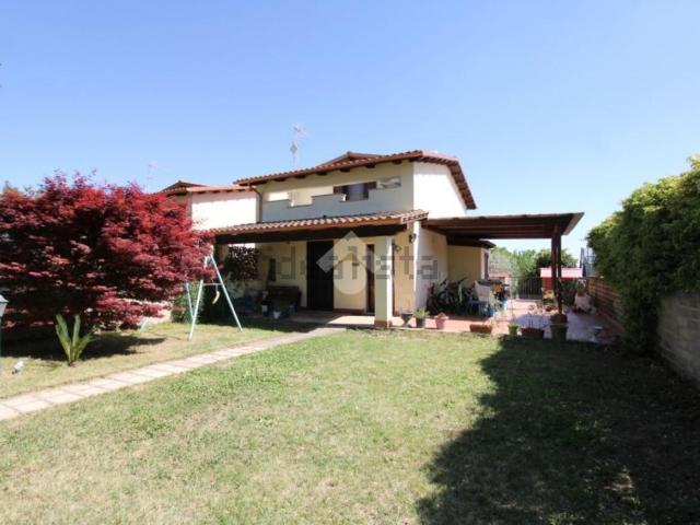 Case e ville in vendita di 150 m² in Strada Morlupo Capena, 2430