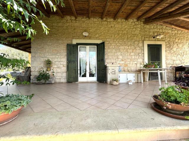Case e ville in vendita di 153 m² in Via Catanzaro Pizzilli, 36