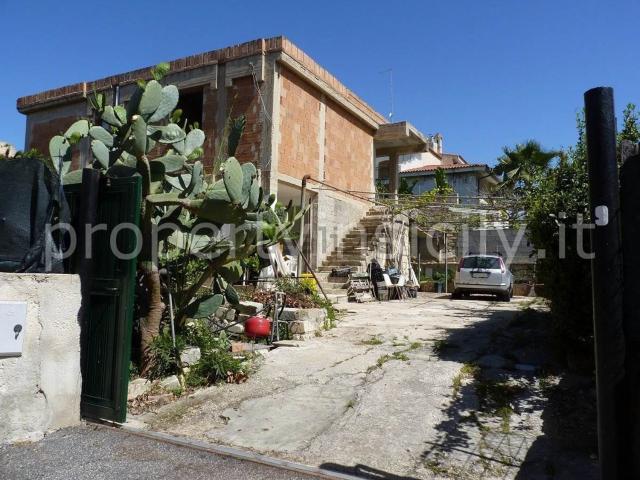 Case e ville in vendita di 153 m² in Via Calliope, 9