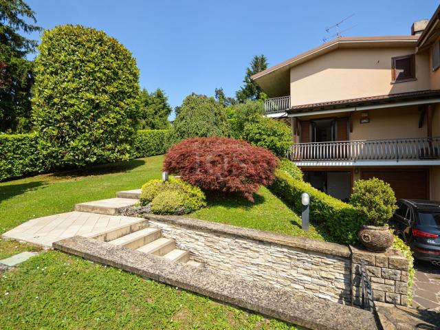 Case e ville in vendita di 154 m² in Via Castel Montecchio, 5
