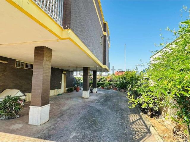 Case e ville in vendita di 154 m² in Via Lariccia