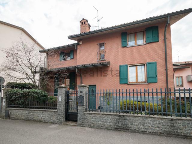 Case e ville in vendita di 154 m² in Via Monte Rosa, 16