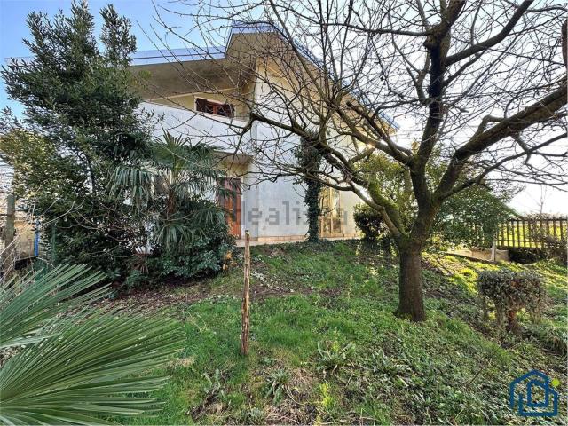Case e ville in vendita di 154 m² in Via Saronna, 6