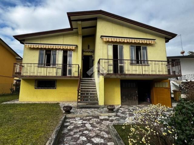 Case e ville in vendita di 154 m² in Via Vittorio Veneto, 9