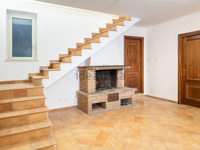 Case e ville in vendita di 155 m² in Via Colle Girone