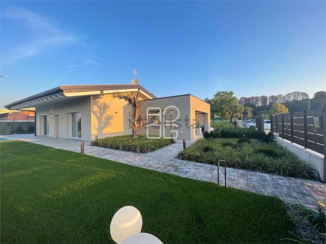 Case e ville in vendita di 155 m² in Via Castello