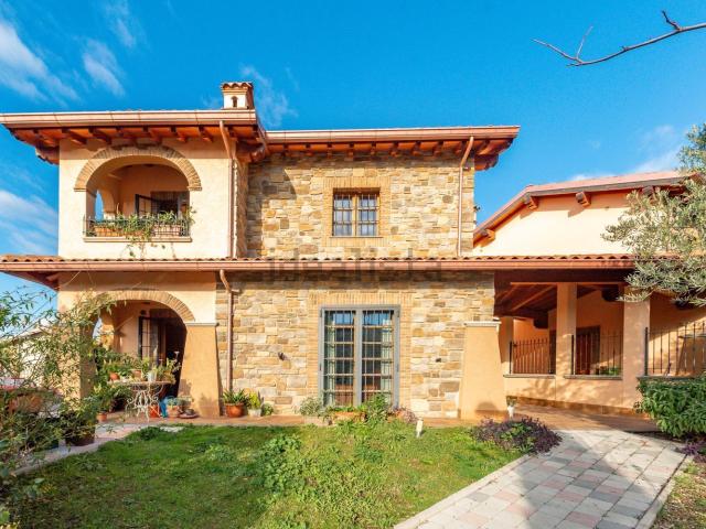 Case e ville in vendita di 155 m² in Via di Fontana Candida