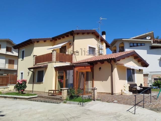 Case e ville in vendita di 155 m² in Via Europa