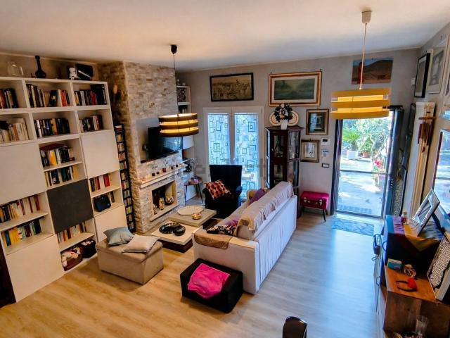 Case e ville in vendita di 155 m² in Via Fratelli Bandiera, 35
