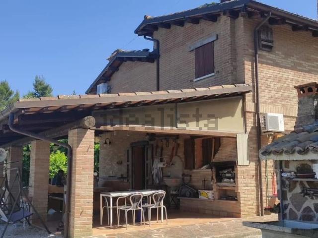 Case e ville in vendita di 155 m² in Via Madonna del Pianello, 1