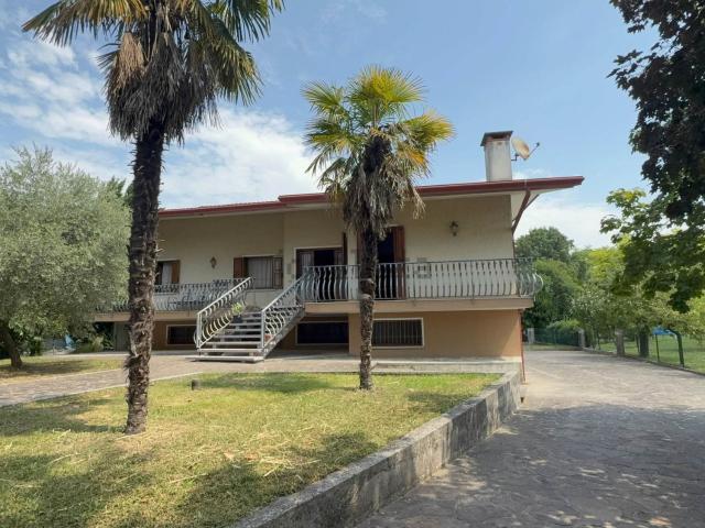 Case e ville in vendita di 155 m² in Via XXV Aprile, 3