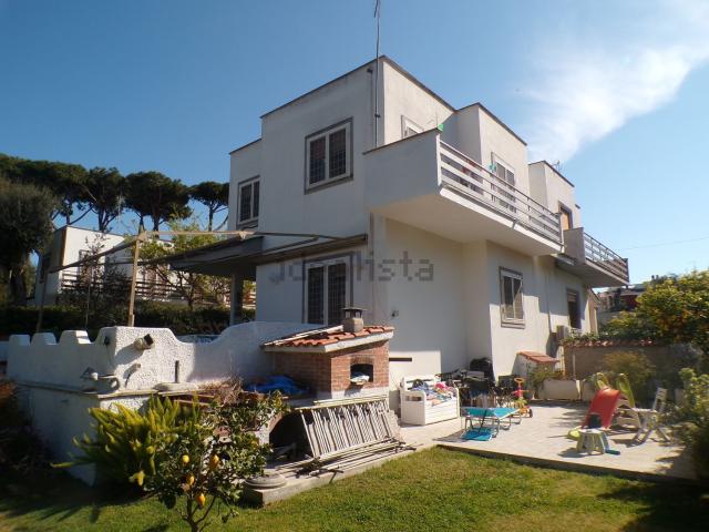 Case e ville in vendita di 155 m² in Viale del Pesco, 24