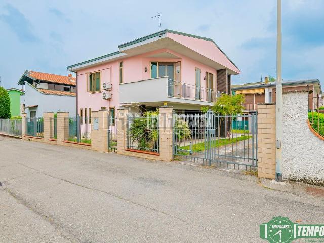 Case e ville in vendita di 156 m² in Via Bassiano Martani, 9