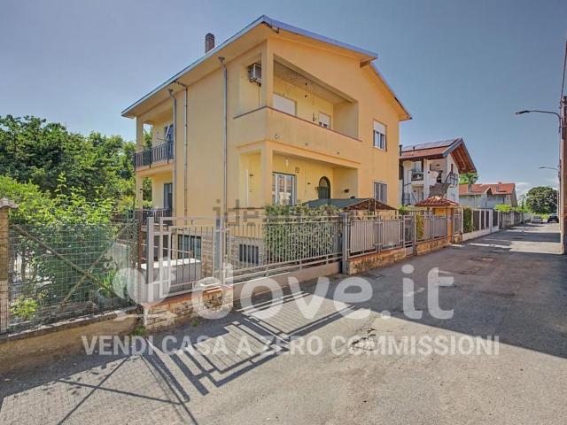 Case e ville in vendita di 156 m² in Via Dino Garavaglia, 8
