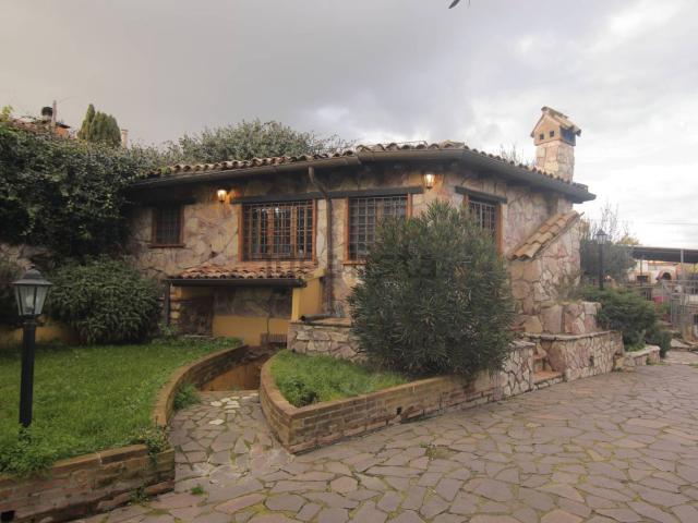 Case e ville in vendita di 156 m² in Via Ferruccio Fratini, 1